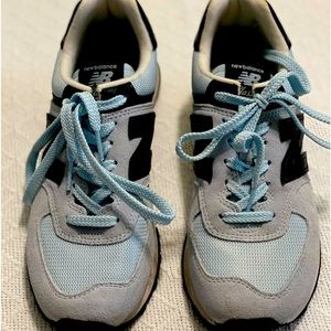 Womens Classic New Balance 574 sneakers. Size 8. Like new/perfect condition!